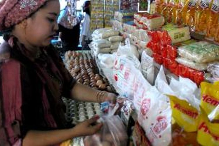 Pedagang di Empat Pasar tradisional Kota Parepare, Kota yang bertajuk Bandar Madani ini keluhkan harga BBM turun diikuti Kenaikan Harga Bahan Pokok.