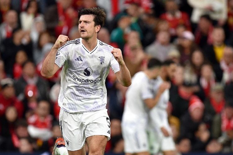 Harry Maguire merayakan gol kedua timnya dalam pertandingan sepak bola Liga Inggris antara Liverpool vs Manchester United di Anfield di Liverpool, barat laut Inggris pada 19 Oktober 2025. (Foto oleh PETER POWELL / AFP) 