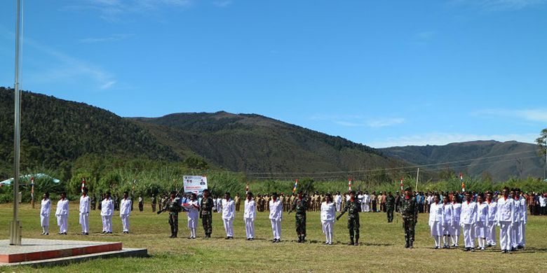 Prosesi upacara pengibaran bendera merah putih di Lapangan Distrik Anggi, Kabupaten Pegunungan Arfak, Papua Barat, Jumat (17/8/2018). Lapangan Distrik Anggi berada di ketinggian sekitar 1.750 meter di atas permukaan laut (mdpl).