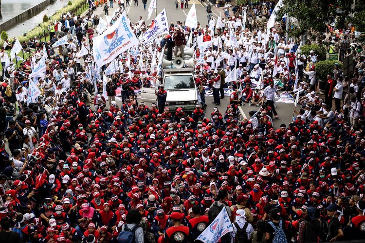 Buruh melakukan aksi peringatan Hari Buruh Internasional 2019 di kawasan Monumen Nasional, Jakarta, Rabu (1/5/2019). Dalam aksinya, buruh meminta pemerintah menghapus Peraturan Pemerintah (PP) Nomor 78 tahun 2015 tentang pengupahan dan meminta melakukan perbaikan terhadap sistem BPJS Kesehatan.