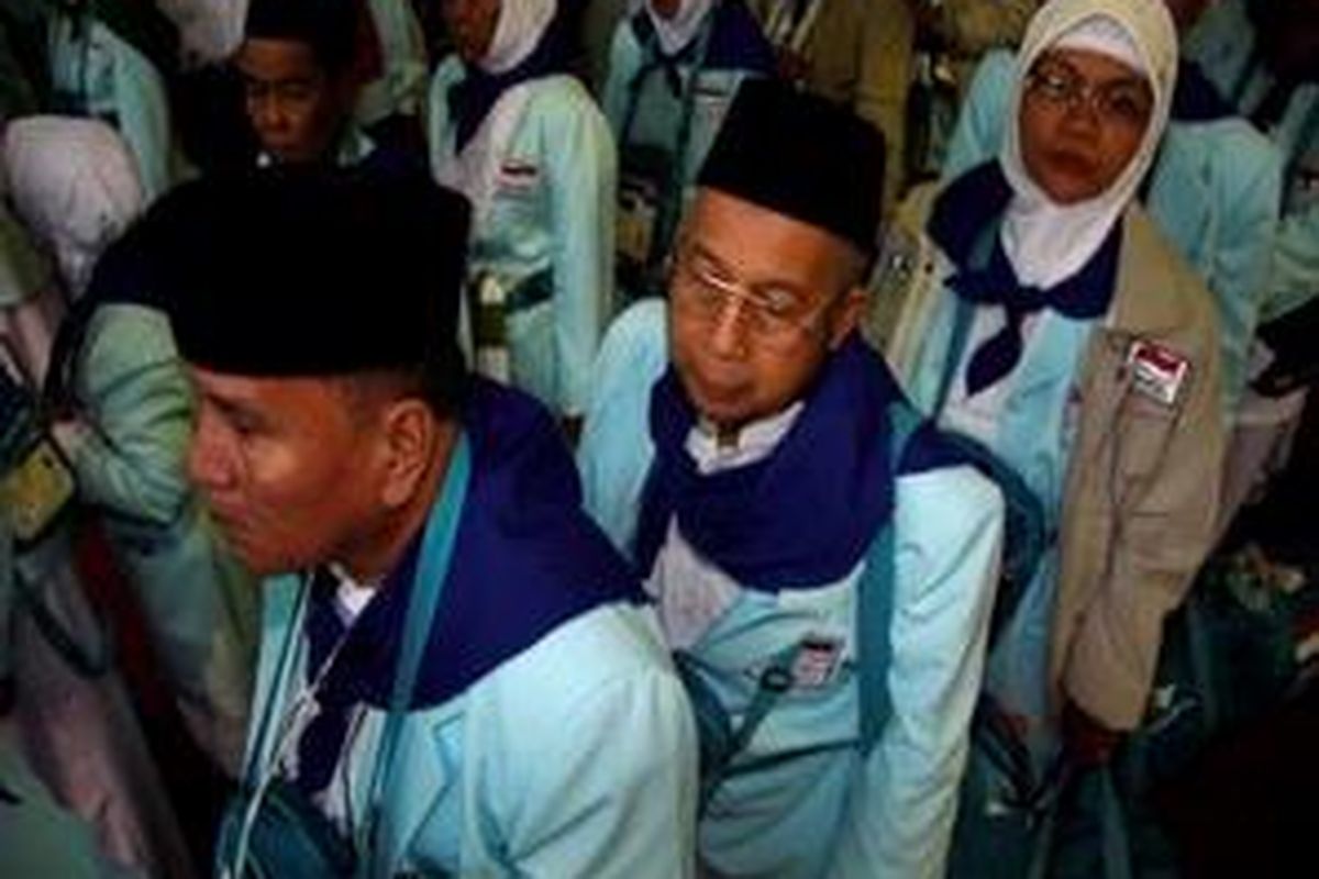 Jemaah haji kloter pertama embarkasi Jakarta menunggu keberangkatan di Terminal Haji, Bandara Sukarno Hatta, Jakarta, Rabu (5/11). Sebayak 210.000 jemaah haji tahun 1429H diberangkatkan menggunakan pesawat Garuda Indonesia dan Saudi Arabian Airlines dalam 497 kloter selama 28 hari. 