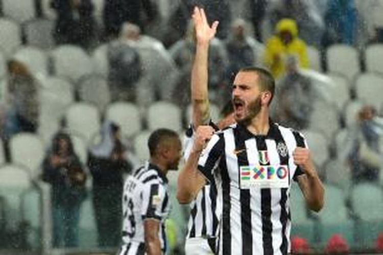 Pemain Juventus Leonardo Bonucci melakukan selebrasi setelah mencetak gol ke gawang Lazio dalam pertandingan Serie-A di Juventus Stadium, Sabtu (18/4/2015).