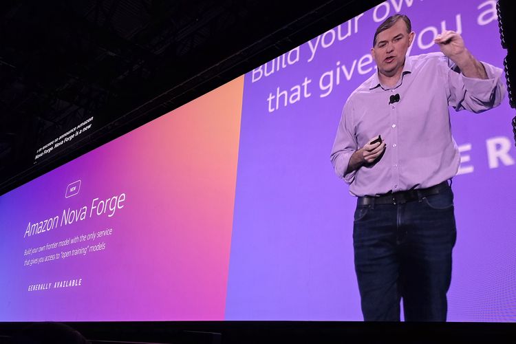 AWS juga memperkenalkan layanan baru bernama Nova Forge. Layanan ini memungkinkan perusahaan membangun model frontier mereka sendiri berbasis model Nova milik AWS.