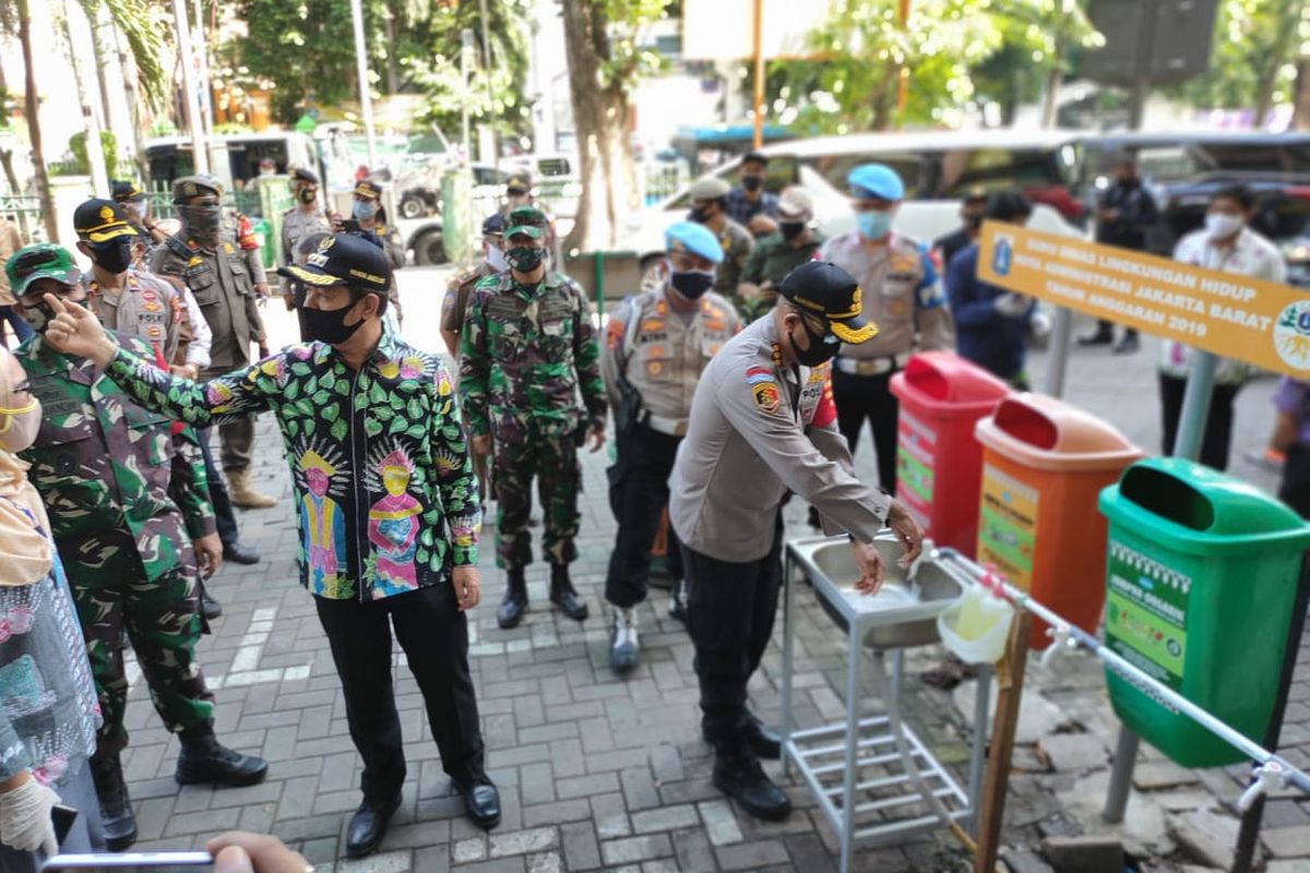 Unsur tiga pilar dalam meninjau pasar Kopro di Tomang Barat, Grogol Petamburan, Jakarta Barat, Kamis (4/6/2020)