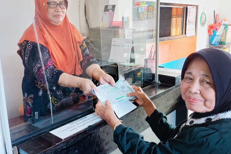 Agen Pegadaian Inayah melayani nasabah bernama Tuminem.