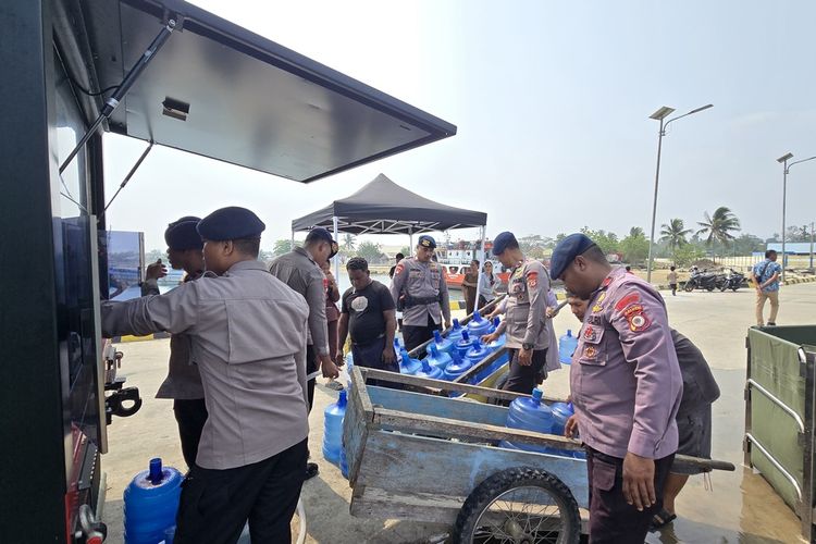 Brimob Olah Air Laut Jadi Air Bersih untuk Warga Terdampak Kekeringan di Maluku