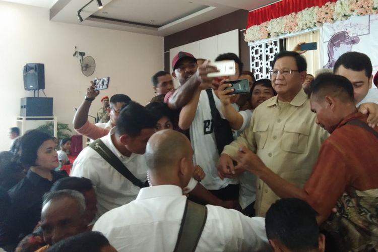 Warga Eks Timtim, saat berusaha berfoto bersama Prabowo Subianto di Atambua, Kabupaten Belu, NTT, Kamis (27/12/2018)