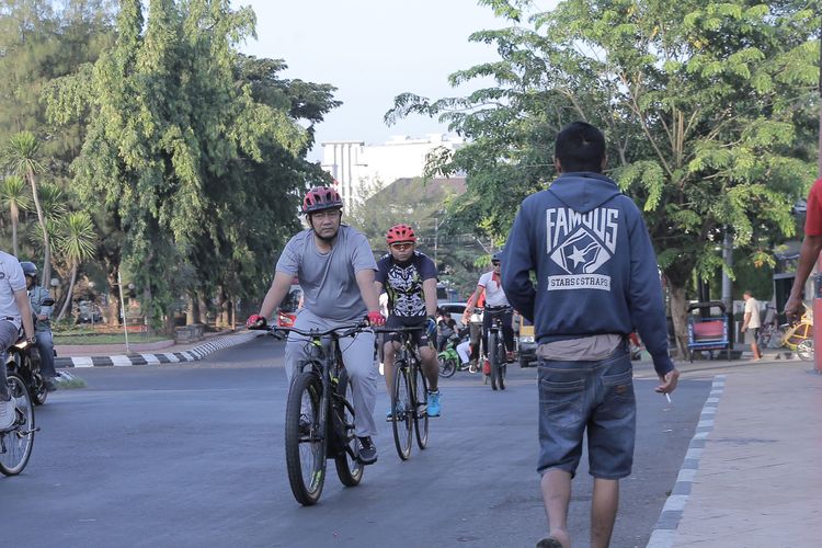 Wali Kota Semarang Hendrar Prihadi sambil mengayuh sepeda memantau kebersihan dan infrastruktur lingkungan saat melintas di Kali Mberok, Kota Semarang, Kamis (12/9/2019).