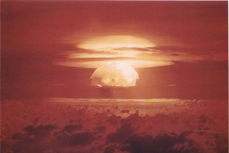 Pengujian bom atom di Bikini Atoll, 1 Maret 1954.