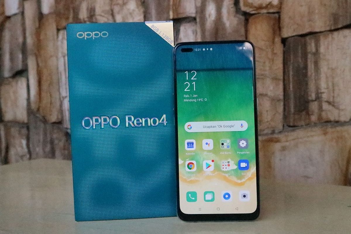 Kotak kemasan dan sisi muka Oppo Reno4.