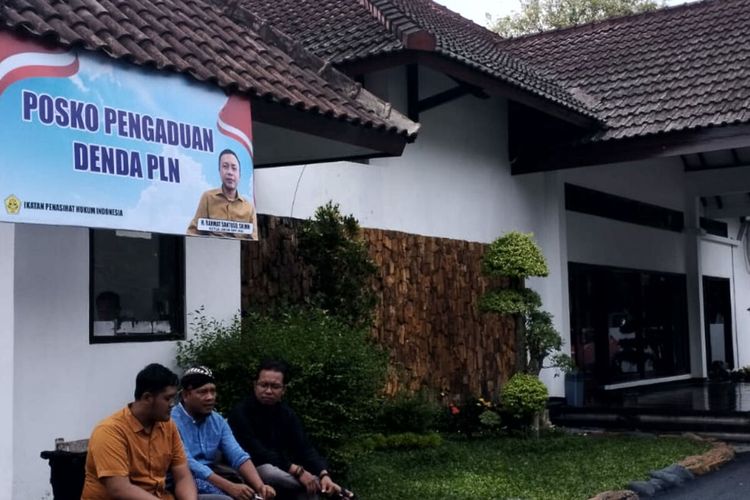 Posko pengaduan bagi warga Kabupaten Blitar yang terkena denda dari PLN di Wisma Moeradi, Kota Blitar, Selasa (9/5/2023)