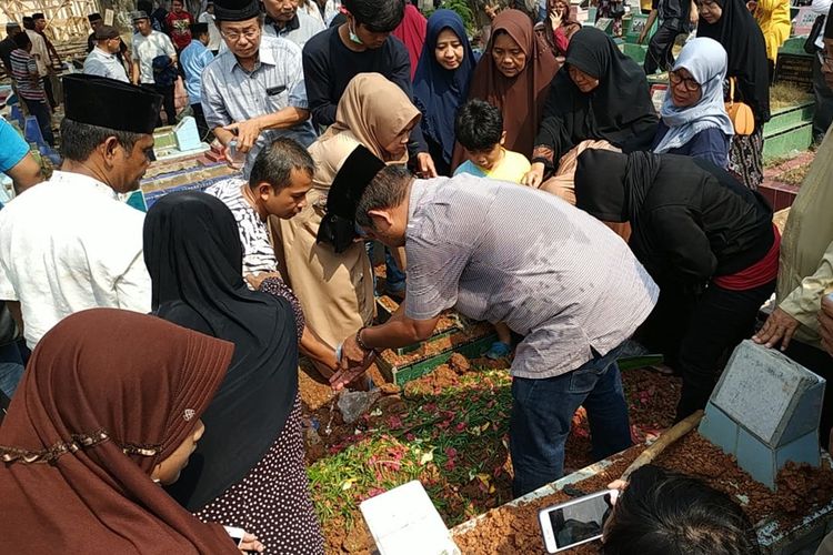 Prosesi pemakaman Aprianita (50) PNS Kementerian PU yang tewas dibubuh ketika dimakamkan di TPU Kamboja, Palembang  Sabtu (26/10/2019).