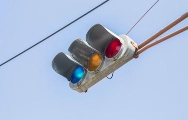 Bukan Hijau, Kenapa Lampu Lalu Lintas di Jepang Berwarna Biru ...
