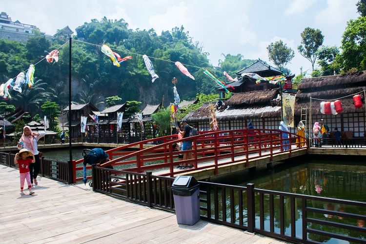 Replika jembatan merah yang khas di Jepang, Great Asia Afrika, Bandung, Jumat (17/1/2020).