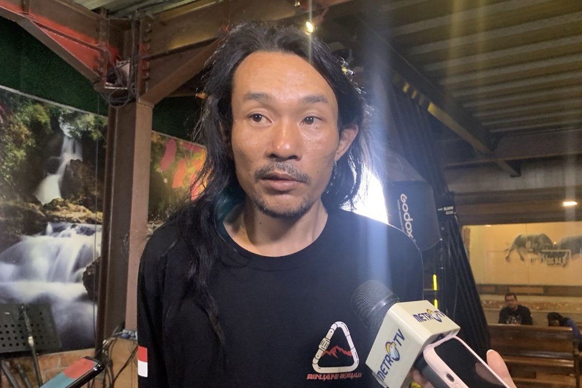 Abd Haris Agam atau yang akrab dikenal Agam Rinjani, salah satu tim evakuasi turis Brasil, Juliana Marins, di jurang Gunung Rinjani saat acara bincang-bincang bersama Consina di Toraja Coffee House Jakarta, Sabtu (28/6/2025).