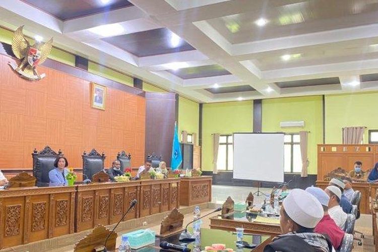 Aliansi Umat Islam Bangka Tengah saat melakukan audiensi dengan anggota DPRD Bateng membahas perihal rencana pembangunan Sekolah Tinggi Agama Konghucu Negeri, Selasa (31/5/2022) di ruang paripurna DPRD Bateng, Koba. 