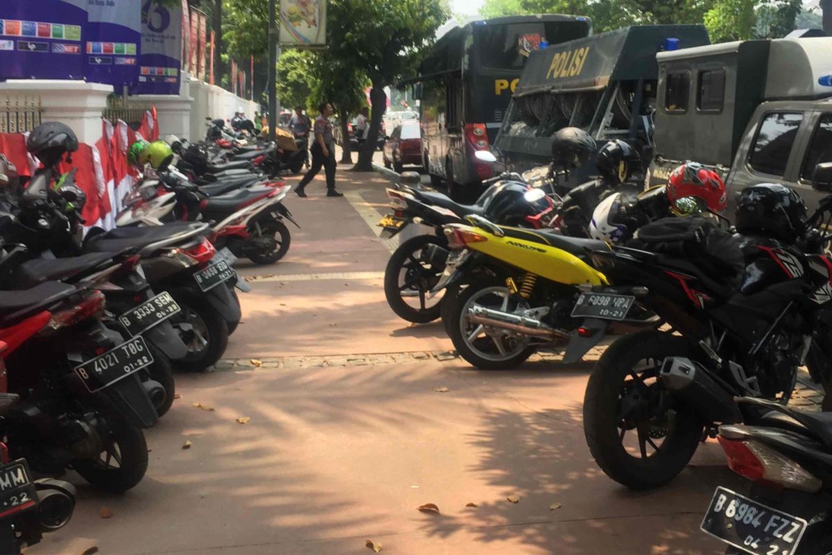 Puluhan sepeda motor mengokupasi trotoar di sepanjang Jalan Medan Merdeka Barat, Jakarta Pusat, Rabu (12/9/2018). Pantauan Kompas.com di depan kantor Kementerian Koordinator Bidang Pembangunan Manusia dan Kebudayaan RI sejak pagi, puluhan motor diparkir di sisi kiri dan kanan trotoar dan hanya menyisakan sedikit ruang bagi pejalan kaki. 