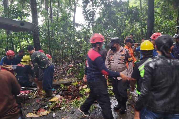 Petugas saat mengevakuasi pengendara motor yang tertimpa motor di Kabupaten Sukabumi, Minggu (27/2/2022).