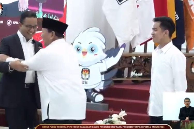 Prabowo Subianto menggenggam erat badan Anies Baswedan. 