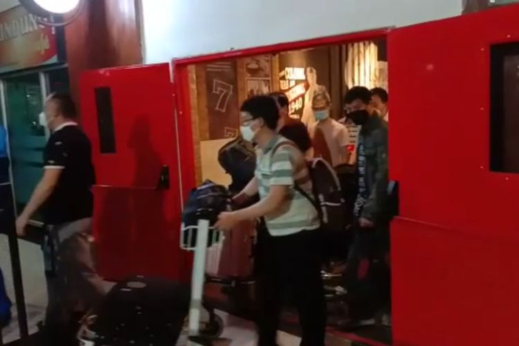 Puluhan TKA asal China tiba di Bandara Haluoleo Kendari