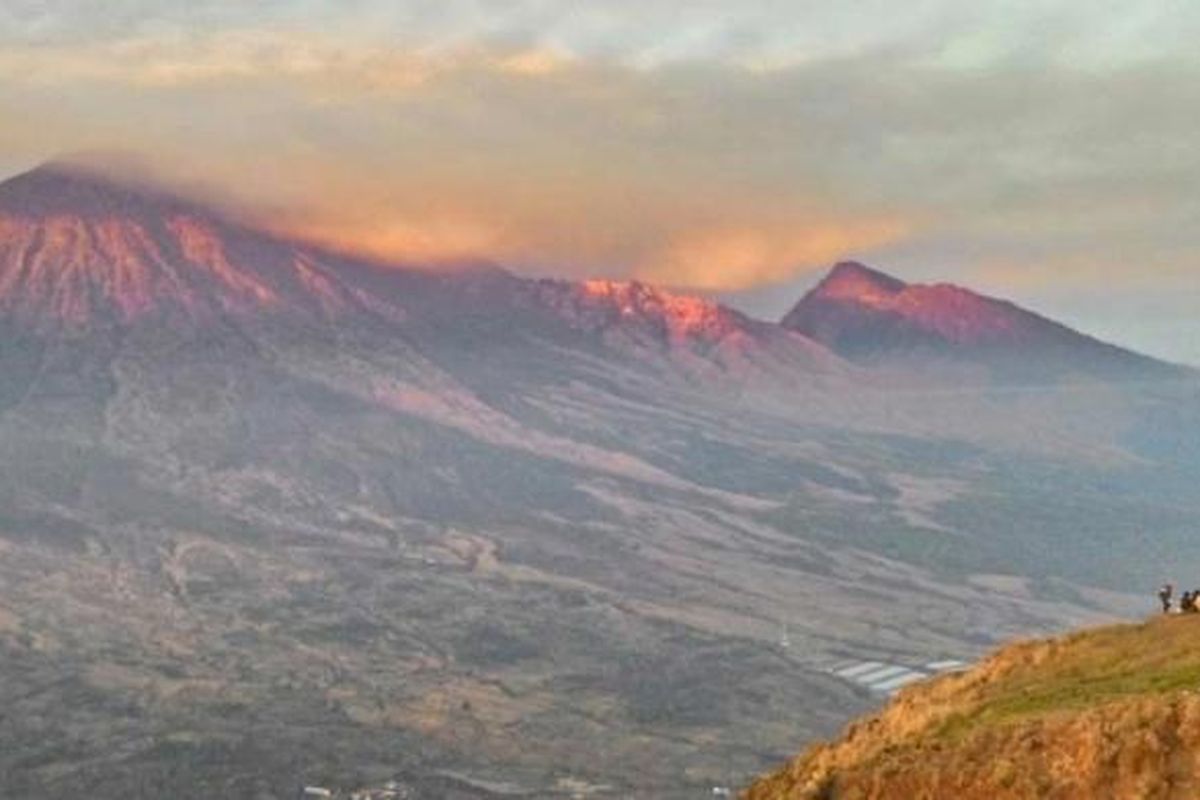 Pemadangan Gunung Rinjani dari Bukit Pergasingan, di Desa Sembalun Lawang, Lombok Timur. Foto diambil dengan kamera smartphone