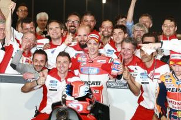 Pebalap Ducati asal Italia, Andrea Dovizioso, berpose bersama tim setelah memastikan raihan pole position pada sesi kualifikasi GP Qatar di Sirkuit Losail, Sabtu (28/3/215).