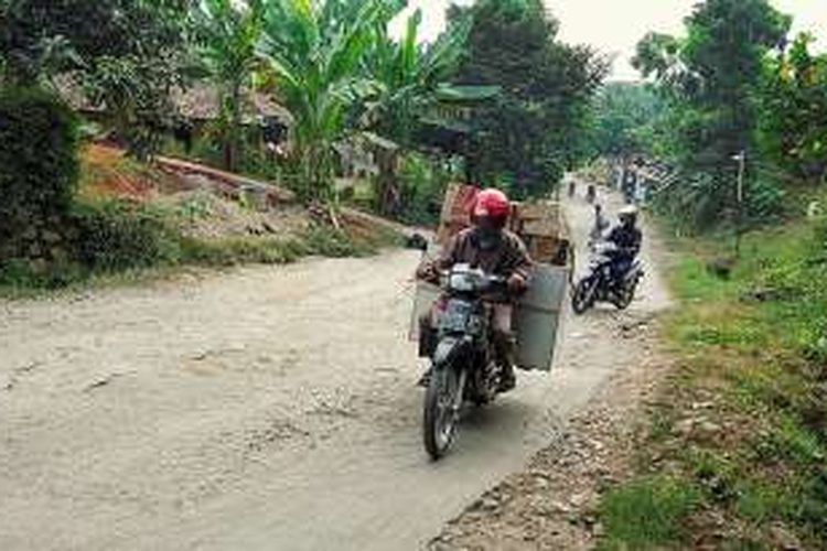 Warga di tiga desa di Kecamatan Campaka Kabupaten Purwakarta, Jawa Barat mengeluhkan jalan desa yang sudah dua tahun dibiarkan rusak. Pada saat Tol Cipali(Cikopo-Palimanan) dibangun jalan desa itu digunakan untuk lalu lintas truk-truk pengangkut material proyek.