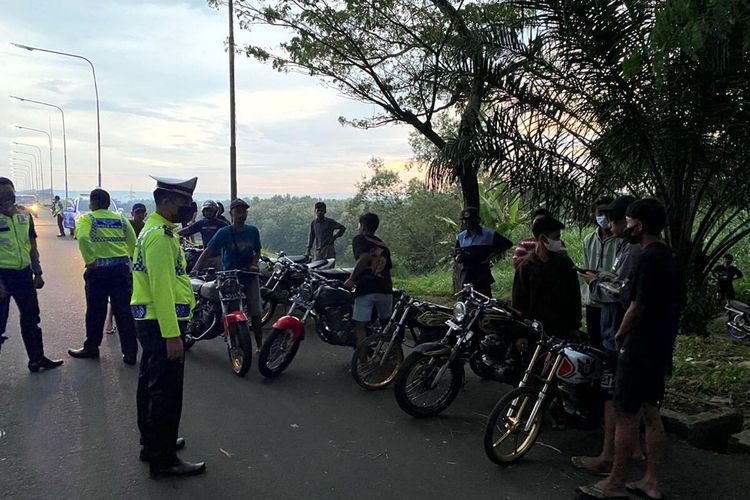 Polisi menahan puluhan sepeda motor yang digunakan untuk balap liar di Kelurahan Jegu, Kecamatan Sutojayan, Kabupaten Blitar, Jawa Timur, Sabtu (9/4/2022)