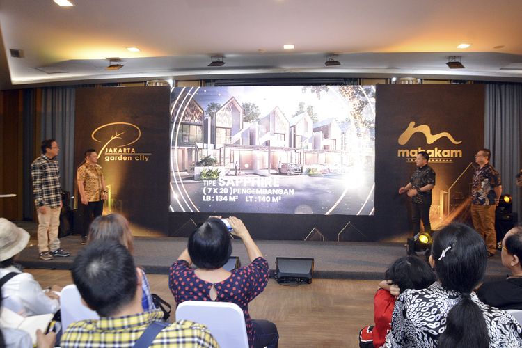 Rumah dengan Kolam Renang Dijual Rp 2,9 Miliar