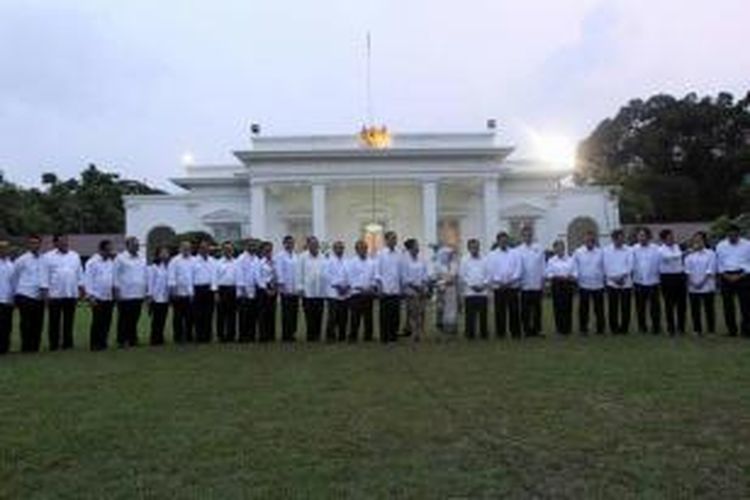 Presiden Joko Widodo dan Wakil Presiden Jusuf Kalla berfoto bersama para menteri Kabinet kerja di halaman Istana Merdeka, Jakarta, Senin (26/10/2014).