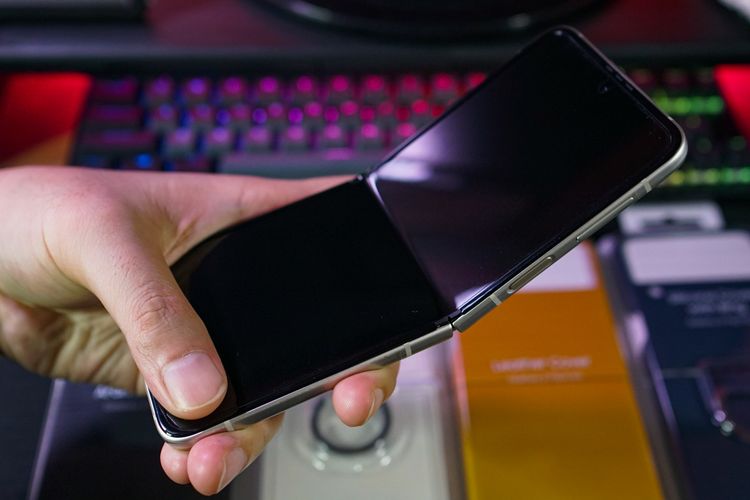 Layar utama Galaxy Z Flip menggunakan panel Dynamic AMOLED 2x dengan diagonal 6,7 inci (2.640 x 1.080 piksel, 120 Hz) dan aspect ratio 22:9 sehingga terlihat lebih memanjang dibandingkan smartphone lain pada umumnya saat dibentangkan. Panjangnya 166 mm dengan bobot 183 gram dan ketebalan 6,9mm