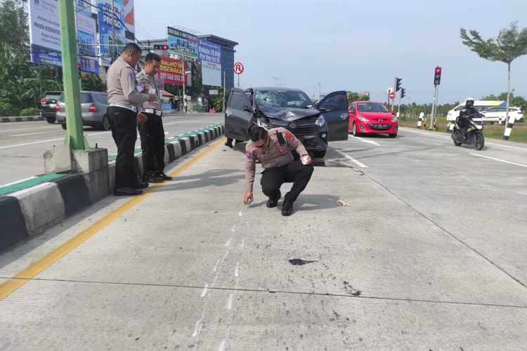 Polisi mengolah TKP pemotor tewas dalam tabrakan yang melibatkan motor dan mobil di simpang empat lampu merah jalan nasional depan Bandar Udara Yogyakarta Internasional Airport (YIA), Kapanewon Temon, Kabupaten Kulon Progo, Daerah Istimewa Yogyakarta. Korban tewas merupakan pekerja ground handling salah satu maskapai penerbangan.