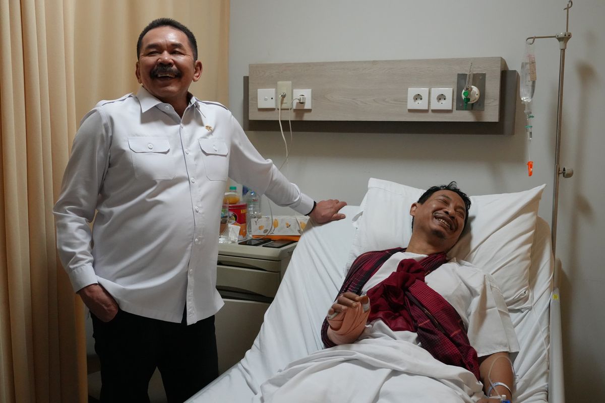Jaksa Agung (JA) Sanitiar Burhanuddin menjenguk pegawainya inisial DSK yang menjadi korban pembacokan di Pengasinan, Sawangan, Depok, Jawa Barat.