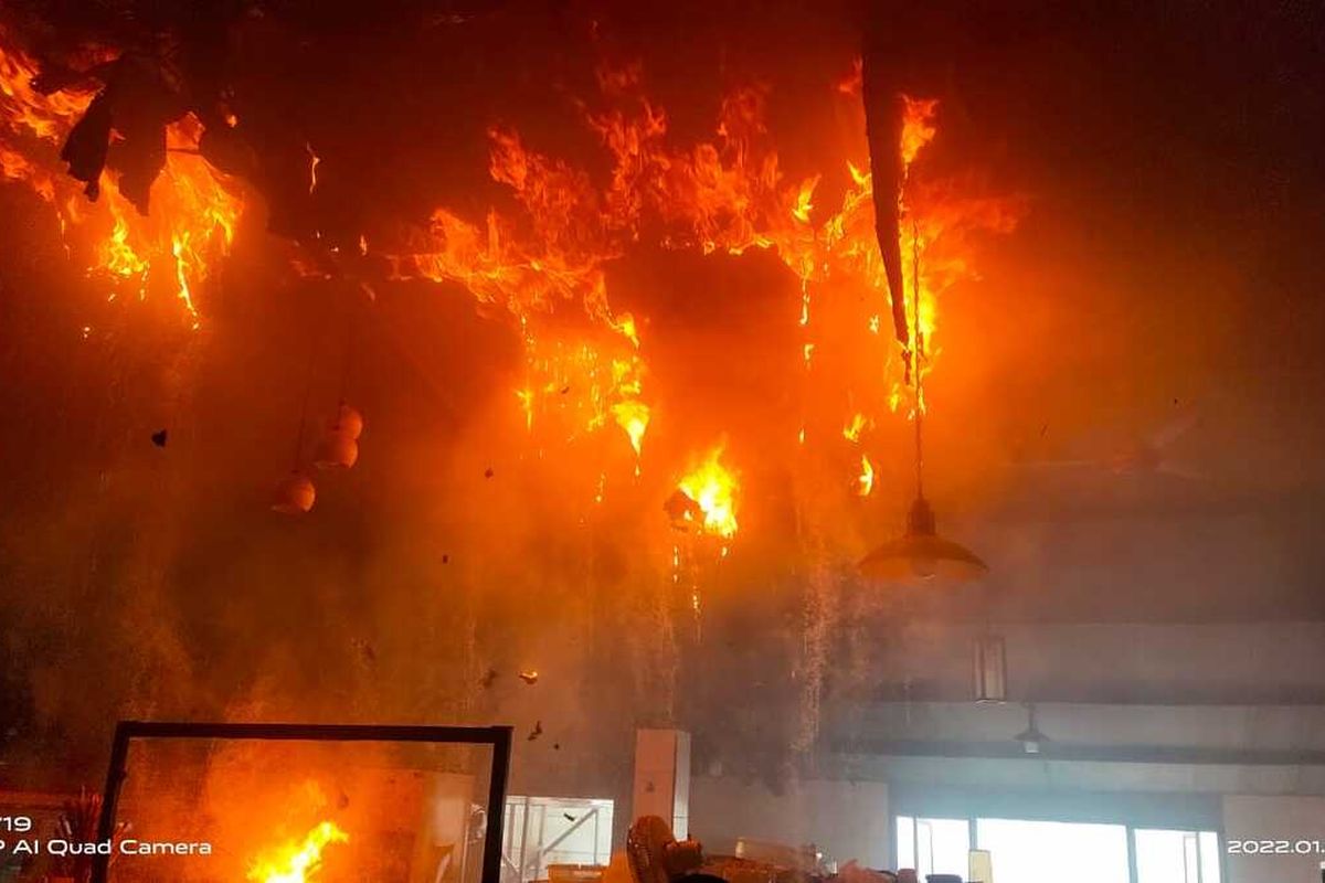 Restoran Soto Cak Har di Kalan Ir. Dr. Soekarno, Surabaya, terbakar Rabu (19/1/2022).