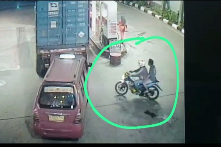 Komplotan maling terekam CCTV melancarkan aksinya di sebuah pom bensin di Tanjung Priok, Jakarta Utara, Sabtu (10/2/2024). 