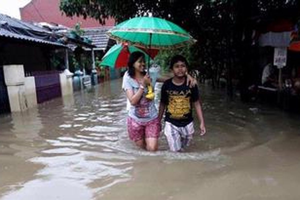 Banjir merendam kawasan perumahan Ciledug Indah, Tangerang, Selasa (26/10/2010). Banjir setinggi sekitar satu meter ini merendam 8 perumahan d kawasan Cileduk. 