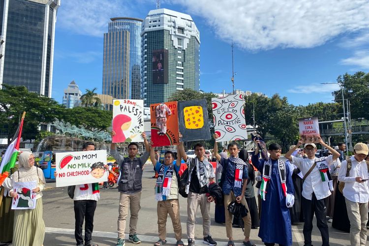 Aksi Bela Palestina di Monas, Massa Bawa Lukisan Anak Menangis 