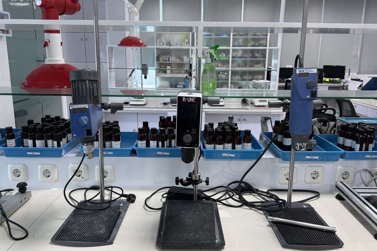 Berbagai alat, salah satunya hemogenizer, di Nose Innovation Center.