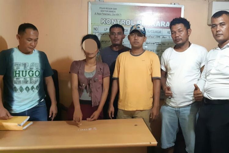 Polsek Kandis mengamankan tersangka SR yang menyimpan sabu dalam bra saat ditangkap di Lokasi Mati Kecamatan Kandis, Siak, Riau, Selasa (10/7/2018). 