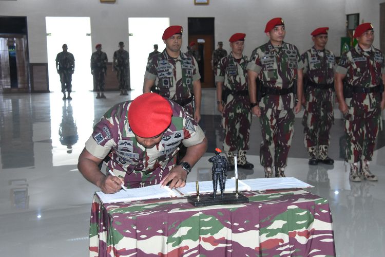 Rotasi jabatan perwira menengah (pamen) di lingkungan Komando Pasukan Khusus (Kopassus) kembali terjadi. Ada empat pamen yang dirotasi. Komandan Jenderal (Danjen) Kopassus Mayjen TNI Iwan Setiawan memimpin langsung acara alih tugas dan jabatan yang dilaksanakan di Gedung Halilintar Sat 81 Kopassus, Cijantung, Jakarta Timur, Selasa (17/1/2023).