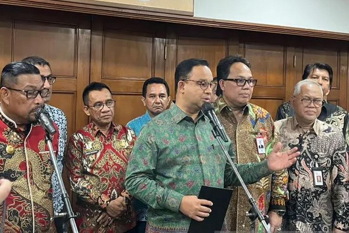 Gubernur DKI Anies Baswedan (tengah) memberikan keterangan pers setelah penandatanganan nota kesepahaman antara Bank DKI dan Bank Maluku Maluku Utara di Balai Kota Jakarta, Selasa (27/9/2022). 