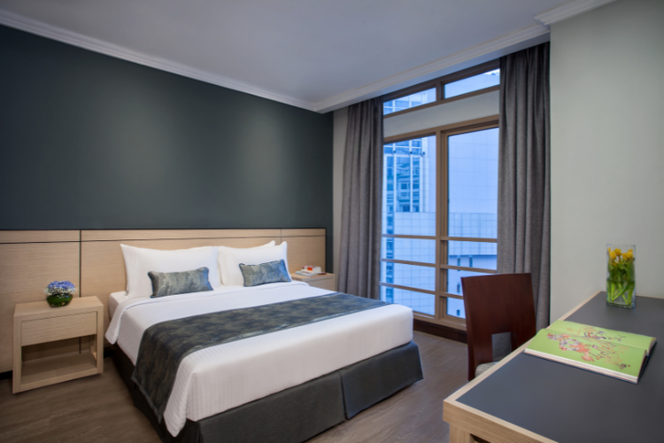 Salah satu fasilitas kamar tidur di unit apartemen Somerset Grand Citra Jakarta yang nyaman dengan pemandangan kota Jakarta.