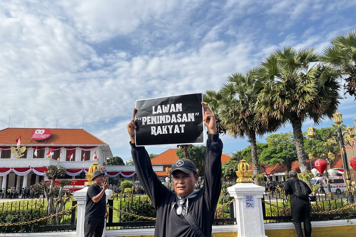 Suasana massa aksi solidaritas ojol Affan Kurniawan di Gedung Grahadi, Surabaya, Jumat (29/8/2025).