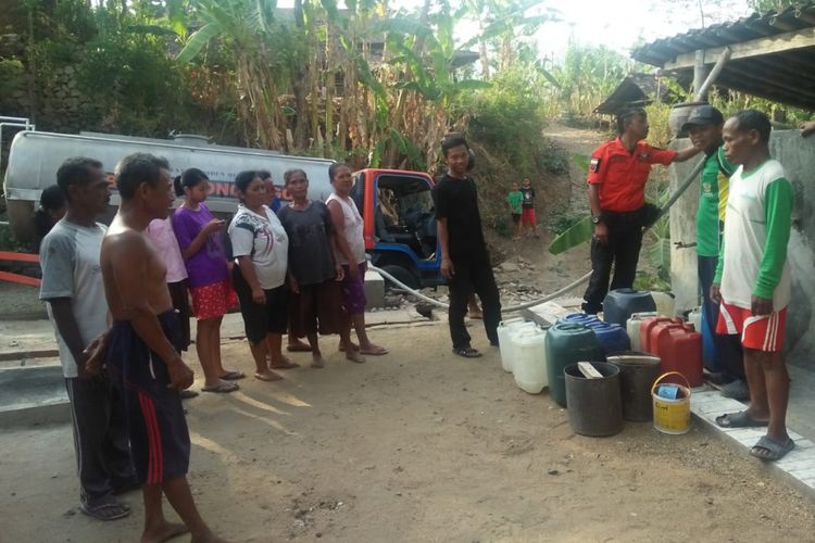 Petugas Badan Penanggulangan Bencana Daerah Kabupaten Ponorogo menyuplai air bersih di Desa Suren, Kecamatan Mlarak, Kabupaten Ponorogo, Jawa Timur.  