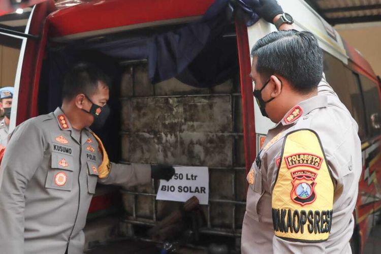 Polisi menunjukkan modifikasi bagian mobil untuk menampung BBM bersubsidi.