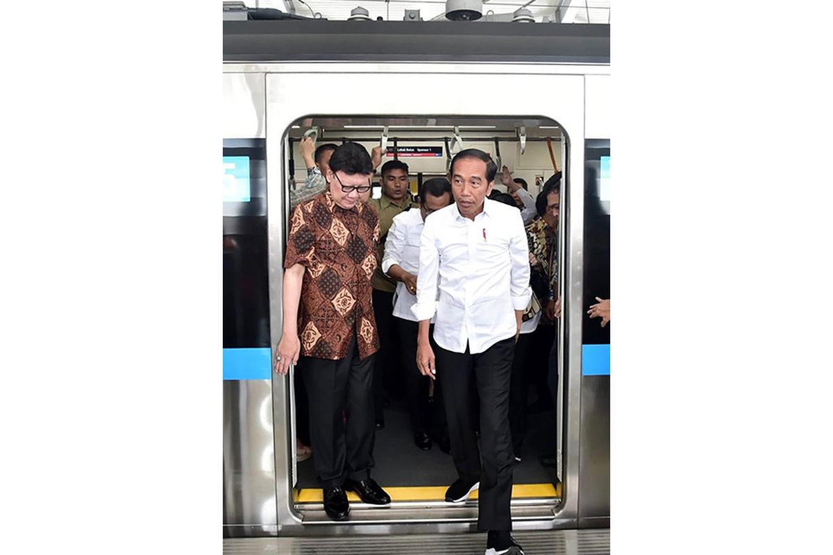 Presiden Joko Widodo (Jokowi) menjajal Moda Raya Terpadu (MRT), rute dari stasiun Bundaran Hotel Indonesia menuju stasiun Lebak Bulus, Jakarta, Selasa (19/3/2019). Jokowi didampingi sejumlah menteri kabinet kerja, Kapolri Jenderal Pol Tito Karnavian, Gubernur DKI Jakarta Anies Baswedan, Wali Kota Tangerang Selatan Airin Rachmy Diani dan Wali Kota Bogor Bima Arya.