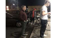 Saat Bill Gates Tertangkap Kamera Sedang Antre di Restoran Burger...