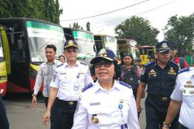 Kepala Badan Pengelola Transportasi Jabodetabek (BPTJ) Elly Adriani Sinaga saat meninjau bus-bus AKAP di Terminal Kalideres, Jakarta Barat, Jumat (23/12/2016).