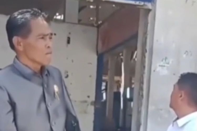 Fahrudin (kiri) sedang melakukan sidak di Pasar Beringin Kota Sungai Penuh, Minggu (19/10/2025). Fahrudin jadi sorotan setelah memaki pekerja yang merenovasi pasar.