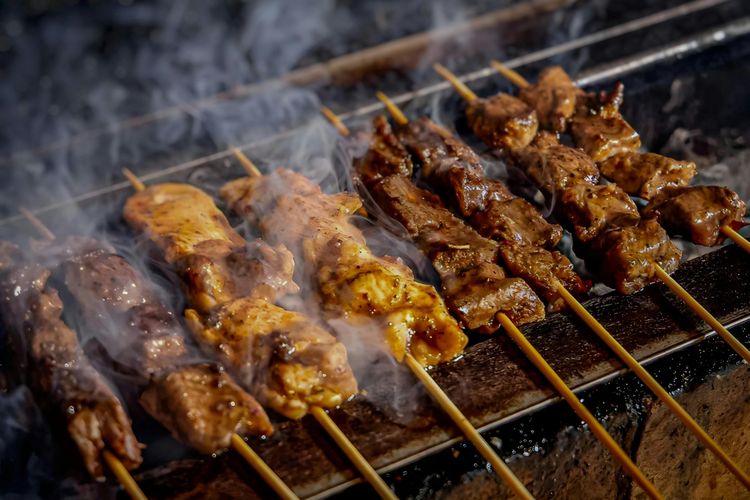 Cara Menghilangkan Bau Gosong Bekas Bakar Sate Daging Kurban di Rumah